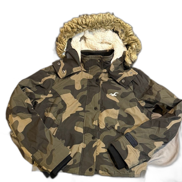 Hollister Camouflage All Weather  Jacket with Stretch with Faux Fur Hood. Size M - Picture 2 of 8